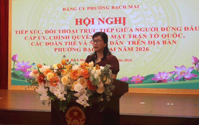 Phó Chủ tịch UBND phường Bạch Mai Nguyễn Thị Ngọc Anh thông tin tình hình thực hiện phát triển KT-XH, các nhiệm vụ chính trị của phường. Ảnh: Linh Chi
