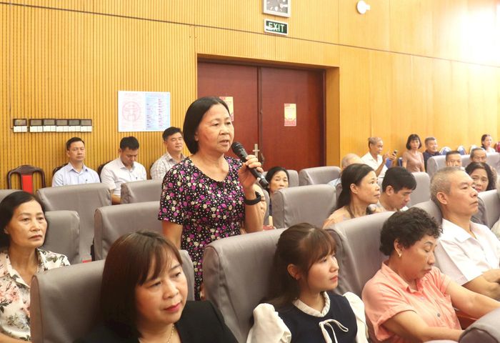 Đại diện người dân phường Bạch Mai nêu ý kiến. Ảnh: Linh Chi