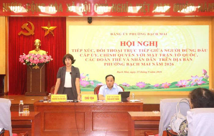 Phó Bí thư Đảng ủy, Chủ tịch UBND phường Bạch Mai Nguyễn Thị Thu Hiền tiếp thu, trả lời ý kiến nhân dân. Ảnh: Linh Chi