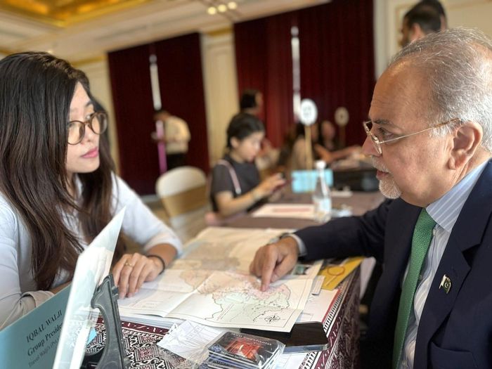 Ông Iqbal Walji, Chủ tịch Công ty Travel Walji Limited trao đổi với đối tác Việt Nam. Ảnh: Kiều Thoan Thu