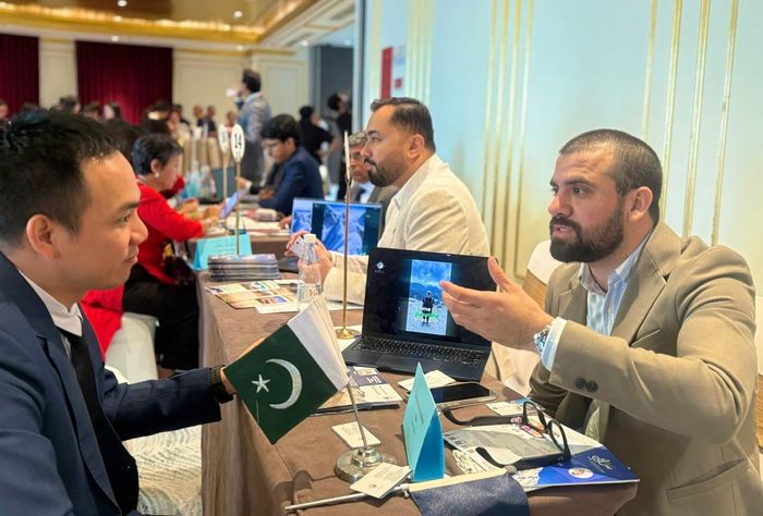Ông Syed Hassam Shah (phải), chuyên gia tư vấn của Công ty Lữ hành Rawaan tại Islamabad. Ảnh: Kiều Thoan Thu