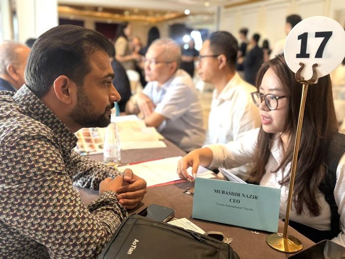 Mubashir Nazir, Giám đốc điều hành Crown International Travels cùng đối tác Việt Nam. Ảnh: Kiều Thoan Thu
