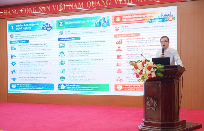 Đại diện NEAC, ông Đào Quang Đức thông tin về tình hình ứng dụng chữ ký số. Ảnh: Thảo Anh