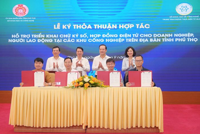 Đại diện 4 đơn vị ký thoả thuận triển khai chữ ký, hợp đồng điện tử trên địa bàn. Ảnh: Thảo Anh
