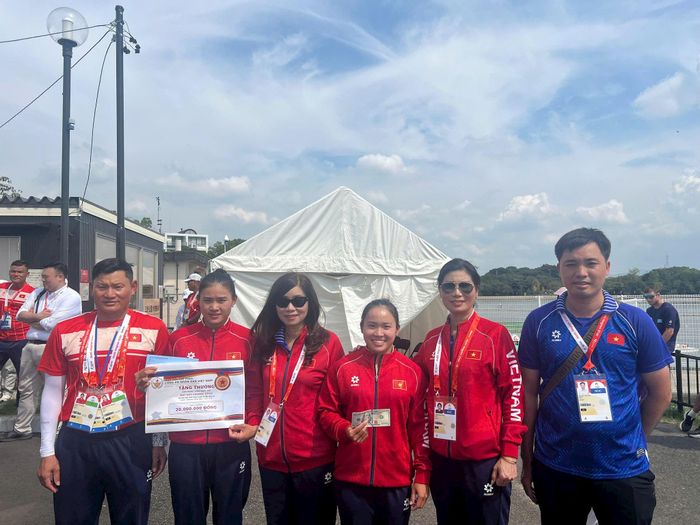 Đại tá Nguyễn Thị Thúy Thanh, Phó Cục trưởng Cục Công tác chính trị, Bộ Công an, Phó Chủ tịch kiêm Tổng Thư ký Hiệp hội Thể thao Công an nhân dân trao thưởng cho Nguyễn Thị Hương - Diệp Thị Hương. Ảnh: BHL