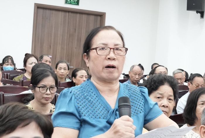 Bà Lê Thị Mai Viên, Phó Trưởng ban Công tác Mặt trận số 4 cho biết, người cao tuổi vẫn gặp khó khăn khi thao tác trên điện thoại thông minh. Ảnh: Hồng Thái