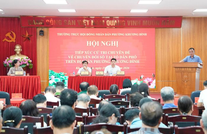 Phó Bí thư Đảng ủy, Chủ tịch UBND phường Khương Đình Nguyễn Sỹ Đoàn phát biểu tại hội nghị. Ảnh: Hồng Thái