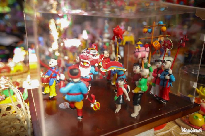 Gắn bó với nghề nặn bột từ nhỏ, nghệ nhân Đặng Văn Hậu (sinh năm 1985) đã dành hơn 20 năm học hỏi và rèn luyện. Anh là người duy nhất hiện nay làm chủ được cả kỹ thuật nặn "con giống làng" Xuân La lẫn "con giống phố" Hà thành. Với bộ dụng cụ tỉa chuyên dụng, từng đường vẩy cá, cọng râu hay nét mặt linh vật dưới tay anh đều sinh động, có hồn.