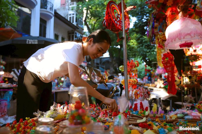Theo các tài liệu ghi chép, Việt Nam là quốc gia độc nhất có tục lệ nặn con giống bột làm đồ chơi cho trẻ em dịp Trung thu. Trước những năm 1960, mỗi dịp trăng tròn tháng Tám, các gánh hàng con giống bột lại hiện diện khắp các con phố Hà Nội và miền Bắc.