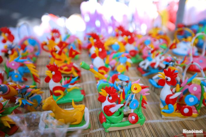 Sản phẩm con giống Phú Xuyên, theo tài liệu của Henri Oger, người Xuân La thường làm con giống nằm trên một “bệ” nhỏ bằng tre. Gọi là “con bệt”. Mãi sau này người ta mới nghĩ ra cách làm con giống trên que, dễ nặn, dễ chơi hơn, gọi là “con que” - chính là loại phổ biến hiện nay trên phố với cái tên "tò he"
