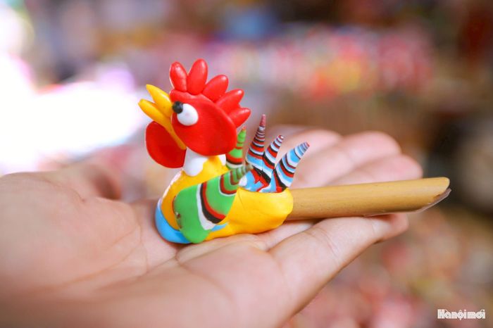 Ngoài ra, người Phú Xuyên còn nghĩ ra cách thêm lưỡi gà thay cho phần bệt có thể thổi ra tiếng, còn gọi là con Tò Te