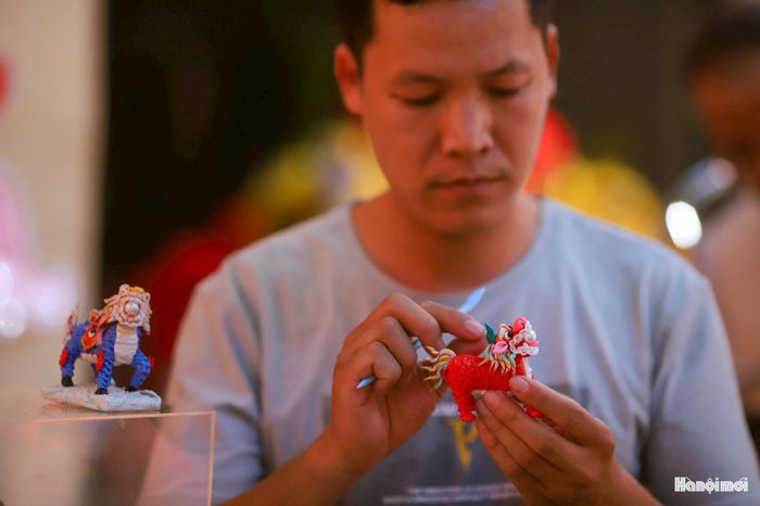 Những năm gần đây, nghệ nhân Đặng Văn Hậu cùng với sự giúp đỡ của nhà nghiên cứu văn hoá Trịnh Bách, nghệ nhân Phạm Thị Nguyệt Ánh (truyền nhân của dòng con giống bột Đồng Xuân), đã hồi sinh lại nhiều mẫu con giống bột xưa kia. Ngoài ra, anh Hậu cũng tự kết hợp những kỹ thuật học được để làm ra một phong cách con giống bột mới, kết hợp những tinh tuý nhất của cả 3 phong cách truyền thống. Trong ảnh là mẫu Nghê hý châu kết hợp kỹ thuật xoắn màu ở đuôi và bờm của phong cách Phú Xuyên, hạt châu thường thấy trong phong cách con giống Đồng Xuân và bộ vảy cầu kỳ tinh xảo đặc trưng của con giống phố khách.