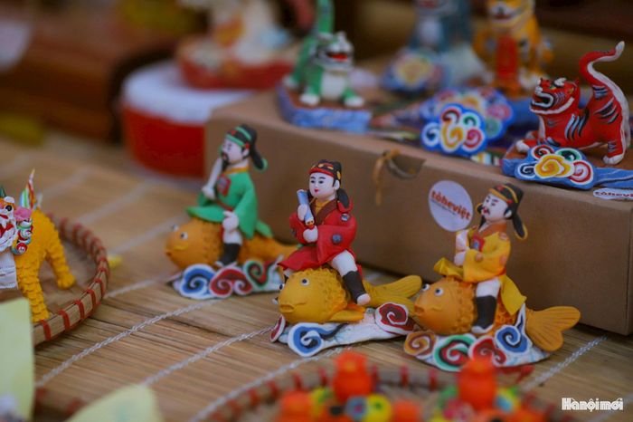 Không chạy đua với thời cuộc như một số người bằng cách nặn các nhân vật hoạt hình nước ngoài được trẻ em khá ưa chuộng, Hậu kế thừa mạch chảy của văn hóa dân gian. Thêm nữa, thay vì loại bột chỉ để vài ngày là hỏng như trước kia, nghệ nhân trẻ này còn nghiên cứu, trộn thêm hợp chất để sản phẩm an toàn mà có thể để trong thời gian dài không hỏng.