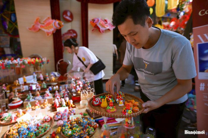 Theo nghệ nhân Đặng Văn Hậu, con giống bột hiện có ba phong cách chính. Đầu tiên là con giống Phú Xuyên, thường được gọi với cới tên là con bánh chim cò. Ngày xưa dùng bột gạo nặn lên, nhuộm bằng màu củ quả, hoa lá tự nhiên và đặt lên mâm cúng Trung thu. Sau khi phá cỗ, trẻ con đem chơi chán có thể hấp lại và ăn được.