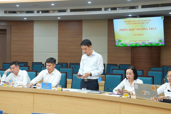 Chánh Văn phòng HĐND - UBND xã Gia Lâm Lê Văn Duy báo cáo một số nội dung tại phiên họp. Ảnh: PV