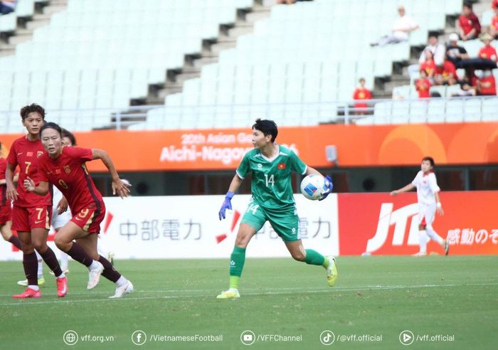 Thủ môn Kim Thanh (áo xanh) thi đấu xuất sắc, nhiều lần cứu nguy cho khung thành đội tuyển Việt Nam. Ảnh: VFF