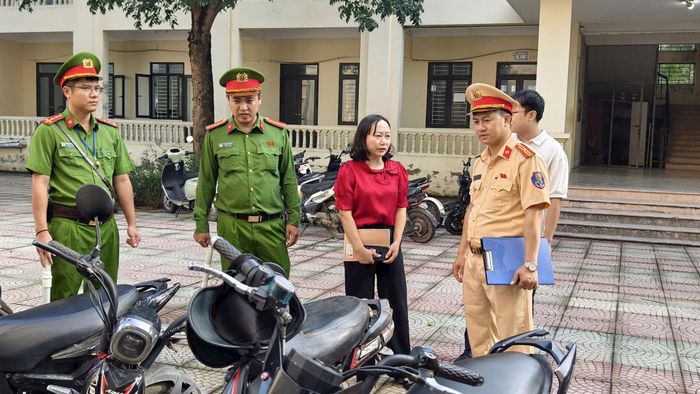 Công an phối hợp với nhà trường, kiểm tra phương tiện của học sinh. Ảnh: Phạm Công