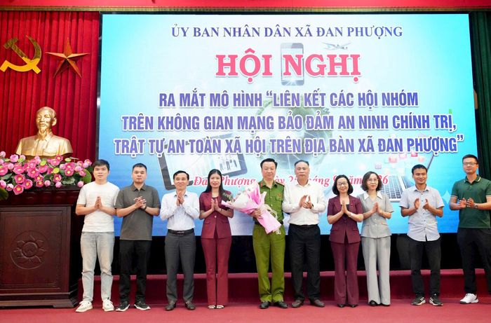 Ra mắt mô hình “Liên kết các hội, nhóm trên không gian mạng bảo đảm an ninh chính trị, trật tự an toàn xã hội trên địa bàn xã Đan Phượng". Ảnh: Ngân Nguyễn