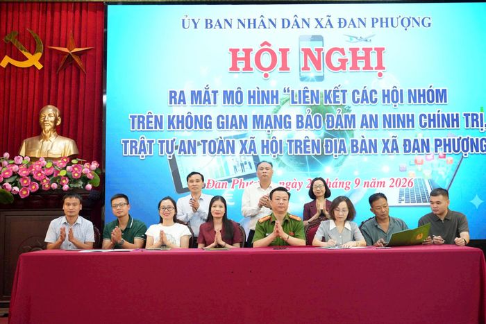 Ký kết giao ước phối hợp giữa Đảng ủy, UBND, Ủy ban MTTQ Việt Nam xã, Công an xã Đan Phượng cùng đại diện quản trị viên các hội, nhóm. Ảnh: Ngân Nguyễn
