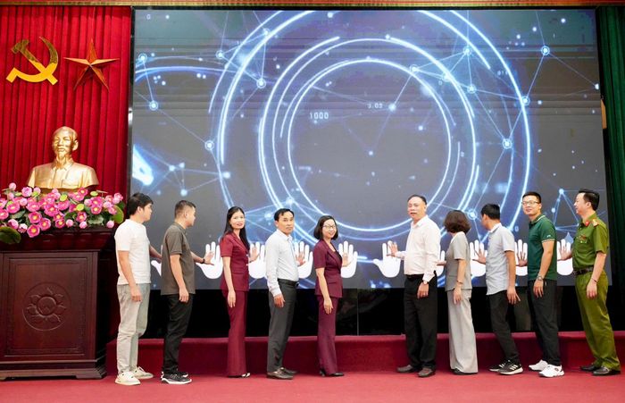 Các đại biểu thực hiện nghi thức ra mắt mô hình. Ảnh: Ngân Nguyễn