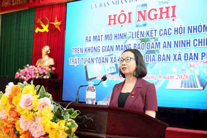 Phó Bí thư Thường trực Đảng ủy xã Đan Phượng Nguyễn Thị Hiền phát biểu tại hội nghị. Ảnh: Ngân Nguyễn