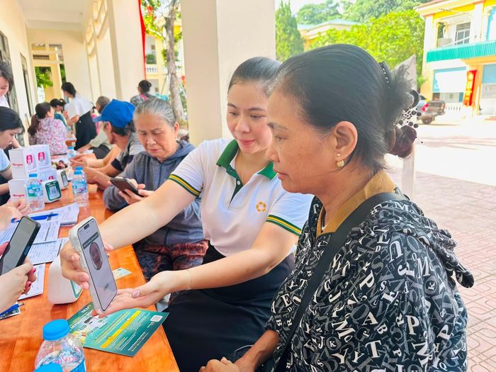 Tiểu thương được hướng dẫn sử dụng thanh toán điện tử, mã QR và các giải pháp số, góp phần nâng cao tính thuận tiện, an toàn, minh bạch trong hoạt động kinh doanh. Ảnh: Đinh Luyện