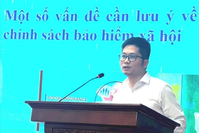 Ông Vũ Hải Nam, đại diện Cục Tiền lương và Bảo hiểm xã hội (Bộ Nội vụ) chia sẻ một số vấn đề cần lưu ý về chính sách bảo hiểm xã hội. Ảnh: Mai Hoa