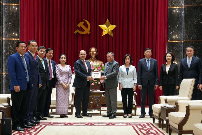Phó Bí thư Thành ủy Nguyễn Văn Phong trao quà lưu niệm của Thủ đô Hà Nội cho Phó Thủ tướng Campuchia Hun Many. Ảnh: Hoàng Linh
