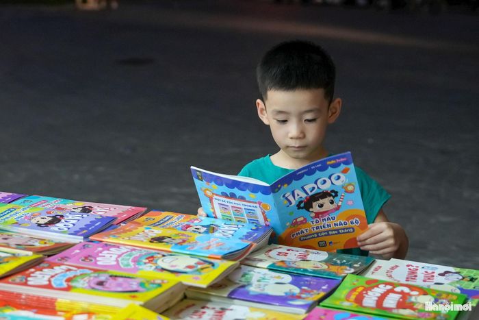 Theo đó, văn hóa đọc không chỉ được hình thành từ những giờ đọc sách ở nhà hay trong trường học, mà còn cần những không gian cộng đồng để khơi gợi sự tò mò và niềm yêu thích của trẻ.