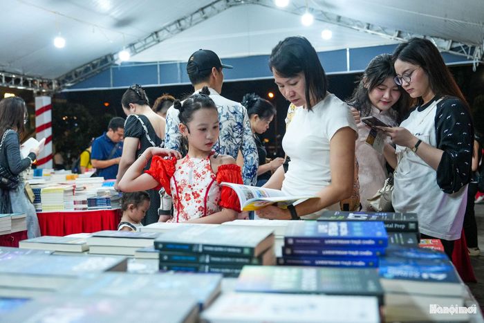 Tới vui chơi và tham gia hội sách, em Gia Linh chia sẻ: “Em thích nhất là được tự chọn những cuốn truyện có nhiều nhân vật mình muốn đọc. Có nhiều cuốn truyện rất hay và những nội dung trước đây em chưa biết. Em đến đây mong muốn tìm thêm những cuốn truyện tranh để đọc ở nhà”.