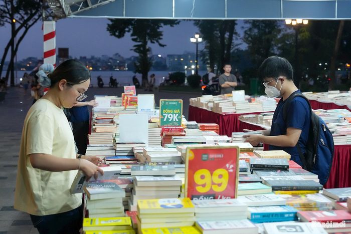 Nhiều học sinh, sinh viên cũng tới không gian hội sách Trăng rằm - Tây Hồ 2026 đọc và tìm mua sách.