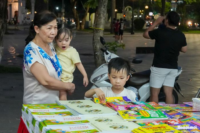 Các em nhỏ thích thú trải nghiệm và đọc sách tại không gian hội sách.