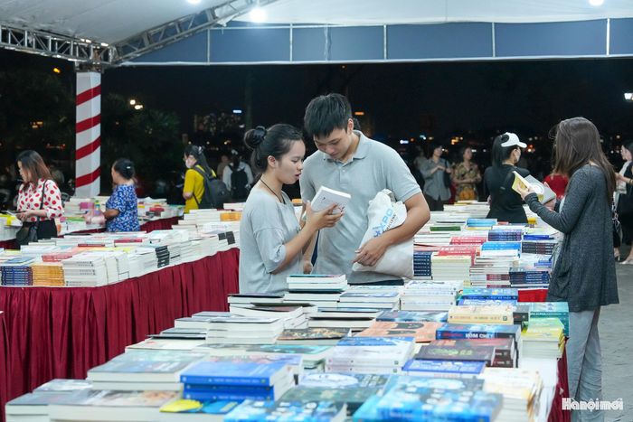 Không chỉ dành cho thiếu nhi, hội sách còn thu hút các bạn trẻ đến tham quan, đọc sách và trải nghiệm. Bạn Ngọc Anh cho biết, việc tổ chức những không gian đọc như vậy trong dịp Trung thu tạo thêm điểm đến văn hóa bổ ích, đồng thời giúp các em nhỏ và những người có sở thích đọc sách như mình có thêm cơ hội tiếp xúc với sách thay vì chỉ tìm kiếm thông tin trên các thiết bị điện tử.