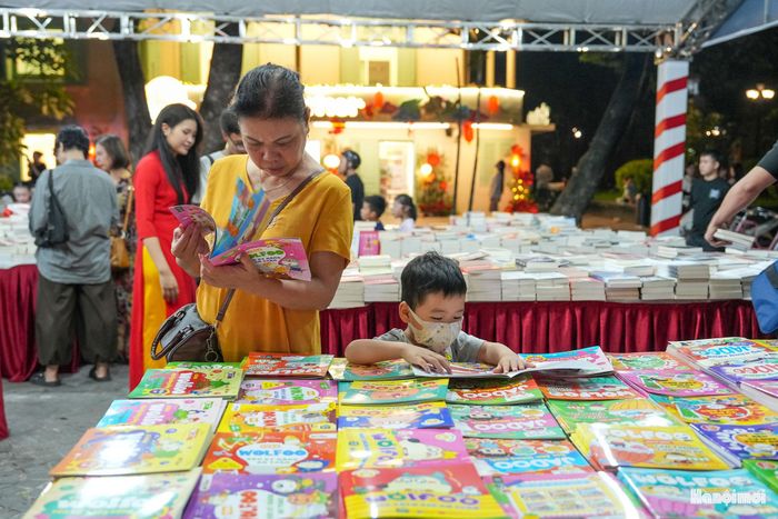 Việc được tự mình lựa chọn sách, ngồi đọc và trao đổi về điều vừa khám phá cũng khiến hoạt động đọc trở nên tự nhiên, gần gũi hơn.