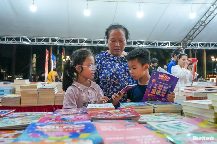 Đến với hội sách, nhiều em nhỏ không chỉ đọc sách mà còn dành thời gian tìm hiểu về những nội dung mới mẻ. Từ những câu chuyện thiếu nhi, các em có thể bước vào thế giới của những nhân vật, vùng đất và kiến thức khác nhau.