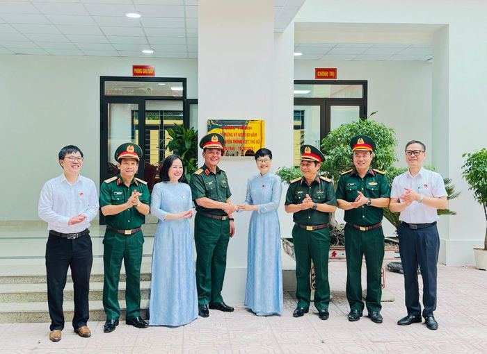 Trung tướng Đào Văn Nhận cùng lãnh đạo phường Kim Liên thực hiện nghị thức gắn biển khánh thành công trình Trụ sở Ban Chỉ huy quân sự phường Kim Liên. Ảnh: Nguyên Bảo