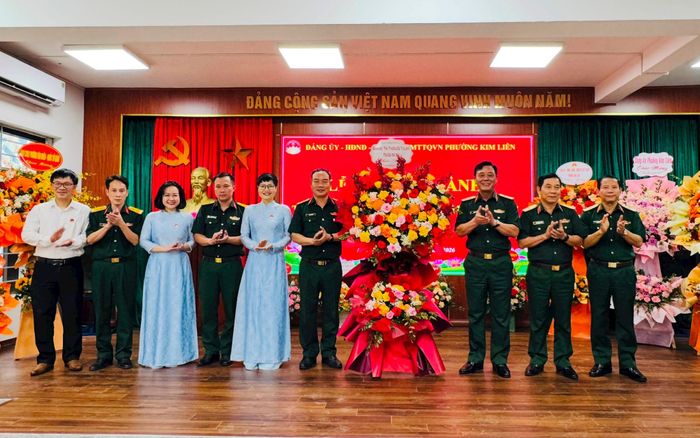 Trung tướng Đào Văn Nhận cùng lãnh đạo Bộ Tư lệnh Thủ đô Hà Nội tặng lẵng hoa chúc mừng Ban Chỉ huy quân sự phường Kim Liên. Ảnh: Nguyên Bảo