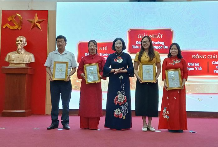 Khen thưởng các tập thể đạt giải tại Hội thi trực tuyến "Nâng cao năng lực số và nghiệp vụ công tác Đảng" xã Đại Thanh năm 2026. Ảnh: Hoàng Quyết