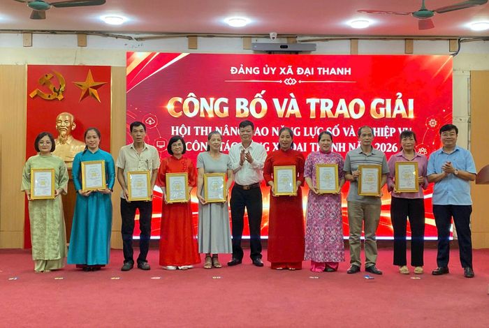 Khen thưởng các cá nhân đạt giải tại Hội thi trực tuyến "Nâng cao năng lực số và nghiệp vụ công tác Đảng" xã Đại Thanh năm 2026. Ảnh: Hoàng Quyết
