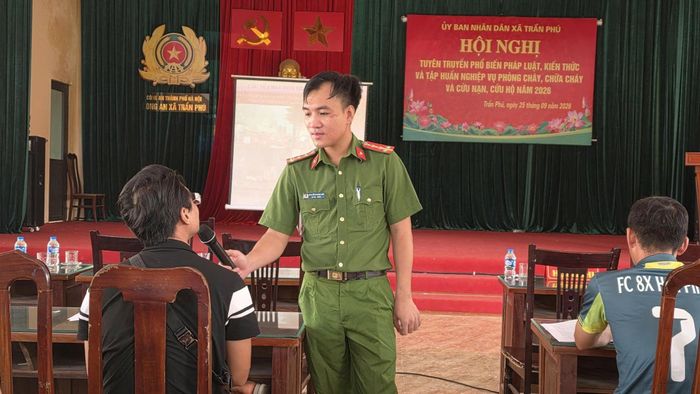 Đại úy Nguyễn Hoàng Anh, cán bộ Đội Cảnh sát PCCC và CNCH số 28, Phòng PC07, Công an thành phố Hà Nội trao đổi trực tiếp với người tham dự tại hội nghị.