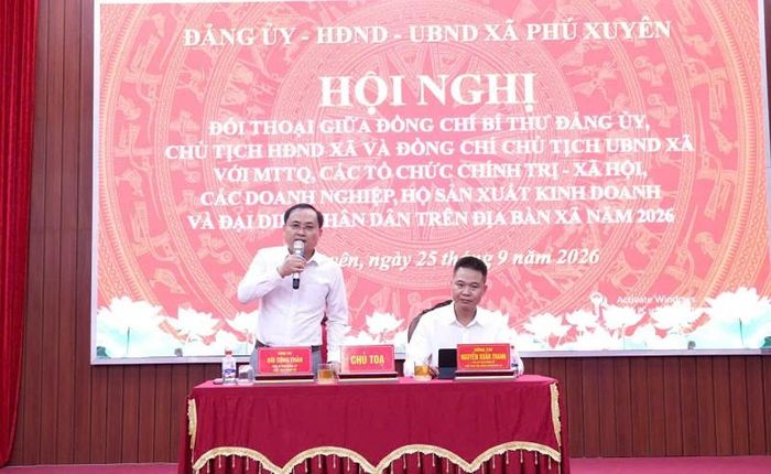 Chủ tịch UBND xã Phú Xuyên Bùi Công Thản trực tiếp giải đáp những kiến nghị, đề xuất của người dân, doanh nghiệp trong phạm vi thẩm quyền. Ảnh: PV