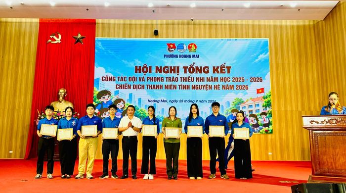 Phó Bí thư Thường trực Đảng ủy phường Hoàng Mai Nguyễn Công Hiệp khen thưởng cho các tập thể xuất sắc trong Chiến dịch Thanh niên tình nguyện hè năm 2026. Ảnh: Trần Oanh.