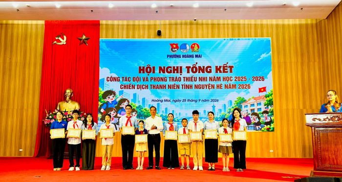 Bí thư Đảng ủy, Chủ tịch HĐND phường Nguyễn Xuân Linh trao thưởng các tập thể xuất sắc trong công tác Đội và phong trào thiếu nhi năm 2026. Ảnh: Trần Oanh.