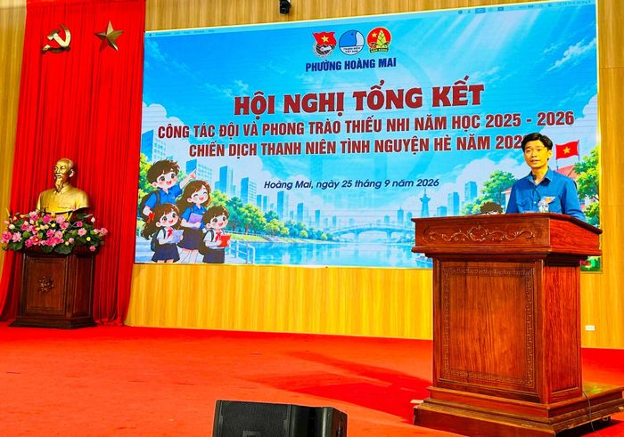 Phó Bí thư Đoàn, Chủ tịch Hội đồng Đội phường Nguyễn Mậu Thành tiếp thu ý kiến chỉ đạo. Ảnh: Trần Oanh.