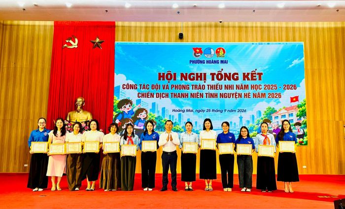 Chủ tịch Ủy ban MTTQ Việt Nam phường Hoàng Mai Triệu Hải Vân trao thưởng cho các cá nhân xuất sắc trong công tác Đội và phong trào thiếu nhi năm học 2025 - 2026. Ảnh: Trần Oanh.