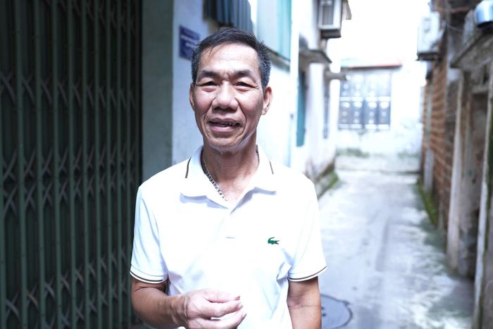 Ông Nguyễn Văn Bảy trao đổi với phóng viên. Ảnh: Công Phương