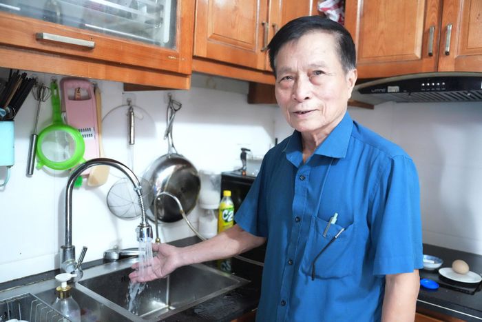 Ông Nguyễn Văn Sáu yên tâm khi được sử dụng nước sạch sông Đà. Ảnh: Công Phương