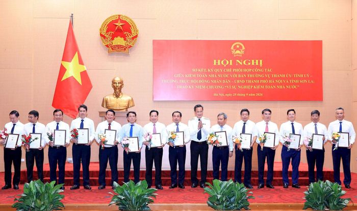 Kiểm toán Nhà nước trao tặng Kỷ niệm chương “Vì sự nghiệp Kiểm toán nhà nước” cho các đồng chí có nhiều đóng góp trong công tác xây dựng và phát triển ngành Kiểm toán Nhà nước. Ảnh: Viết Thành