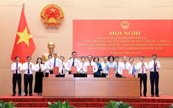 Các đồng chí Thường trực Thành ủy, Tỉnh ủy, Thường trực HĐND - UBND thành phố Hà Nội, tỉnh Sơn La ký Quy chế phối hợp với Kiểm toán Nhà nước. Ảnh: Viết Thành