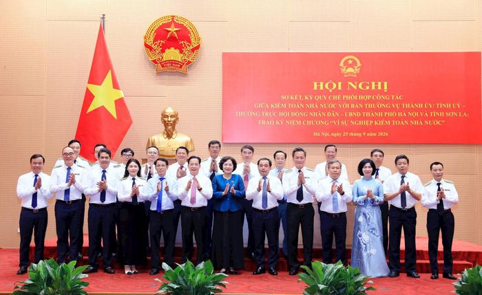 Các đại biểu tham dự hội nghị chụp ảnh lưu niệm. Ảnh: Viết Thành